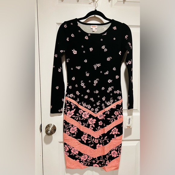LULAROE DEBBIE DRESS BLACK & BARBIE PINK ROSES & CHEVRON PRINT SIZE XS - Picture 2 of 14